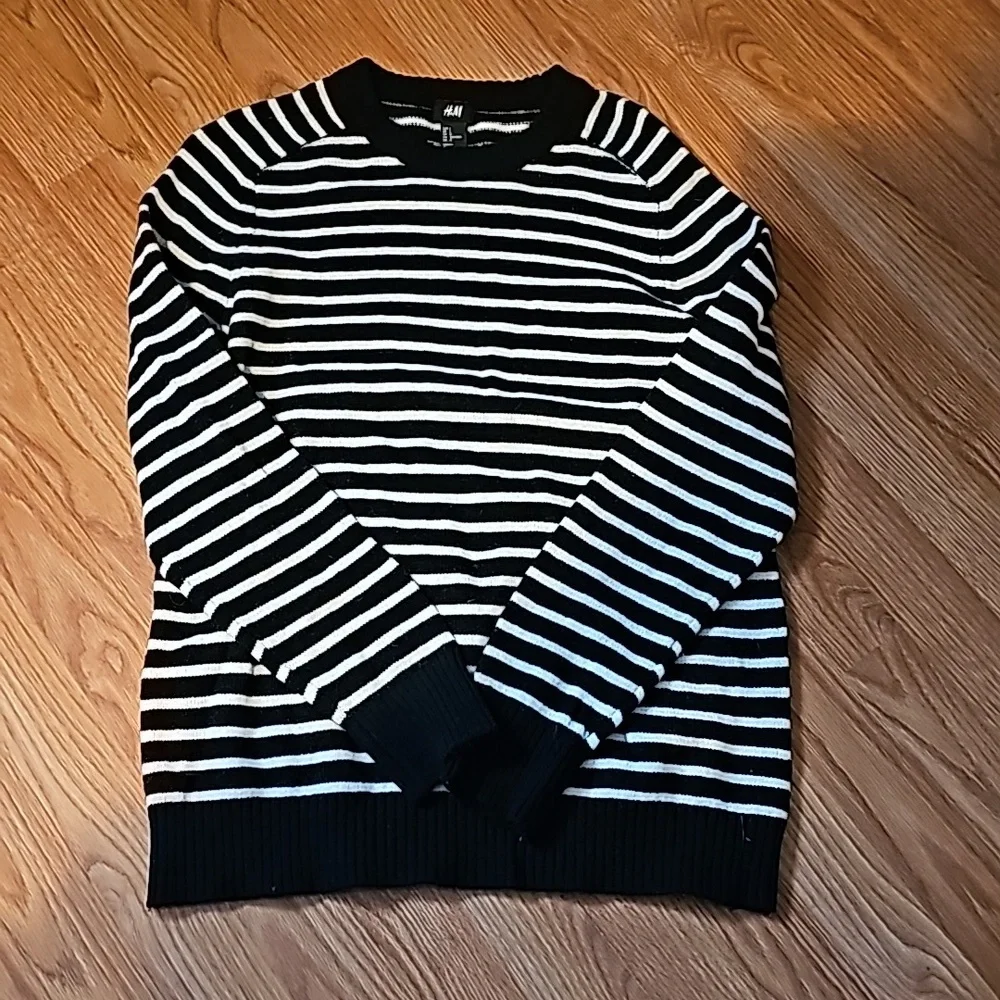 Sweaters - Picture 5 of 7